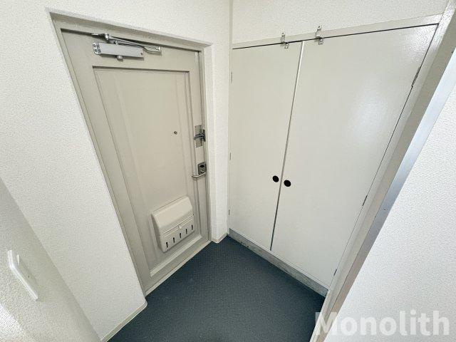 光明台15号棟の玄関