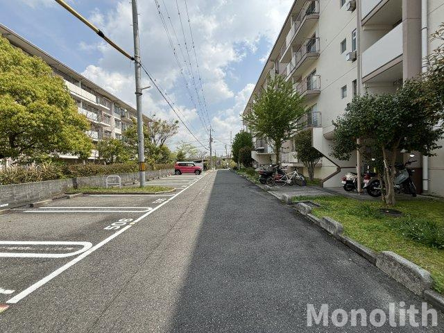 光明台15号棟の駐車場