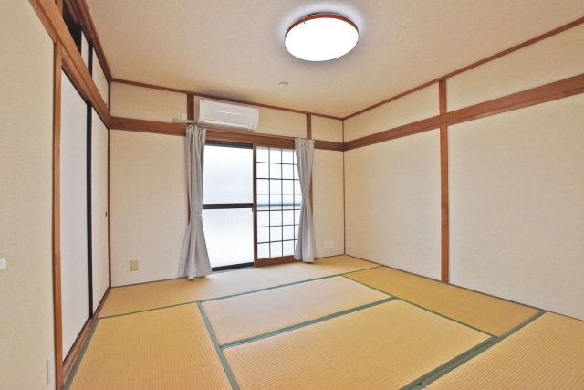 西宮市甲子園洲鳥町中古戸建｜4K＋駐車1台可の和室|3階和室6帖
畳の香りとやわらかな感触に包まれ、ほっとできる空間です。