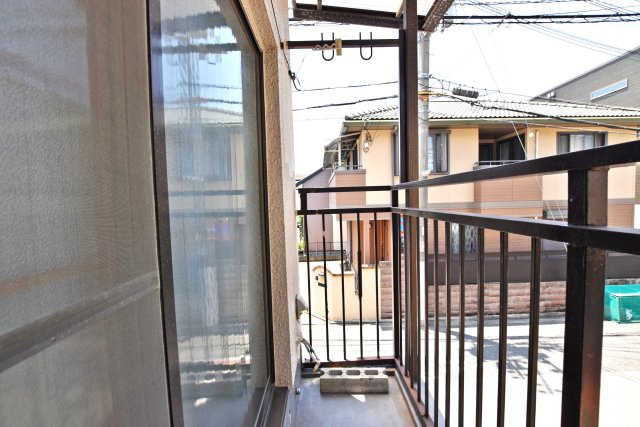 西宮市甲子園洲鳥町中古戸建｜4K＋駐車1台可のバルコニー|2ヶ所にバルコニーを設けているため、洗濯物の量が多い日でもゆとりを持って干すことができます。