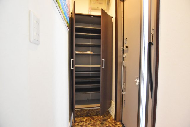 西宮市甲子園洲鳥町中古戸建｜4K＋駐車1台可の玄関|玄関には大容量の下駄箱を備え、ご家族皆さまの靴をすっきり収納できます。