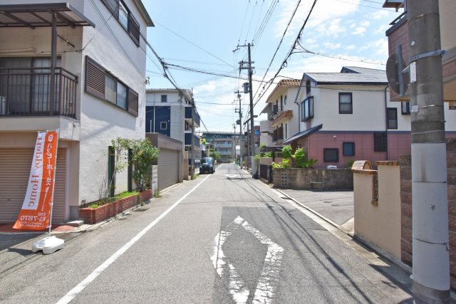 西宮市甲子園洲鳥町中古戸建｜4K＋駐車1台可の前面道路含む現地写真|近隣に小・中学校が揃っており、お子さまの毎日の通学も安心です。通学時間の負担を軽減できるため、子育て世帯にも嬉しい住環境です。