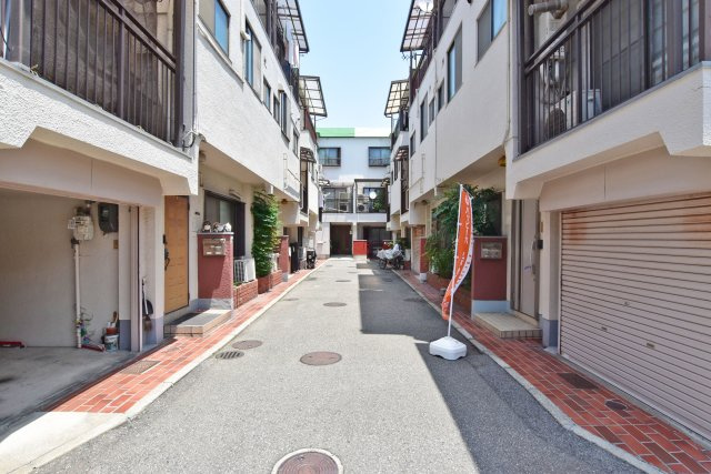 西宮市甲子園洲鳥町中古戸建｜4K＋駐車1台可の前面道路含む現地写真|ご不明な税金・諸費用についても丁寧にサポートいたします。現地見学で、住まいのイメージやご希望をぜひお聞かせください。