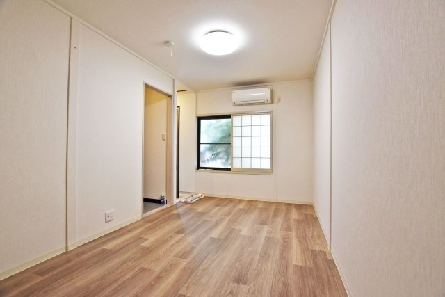 西宮市甲子園洲鳥町中古戸建｜4K＋駐車1台可の洋室|1階洋室7.5帖
明るい陽射しが差し込む陽だまりの空間！心地よい時間を過ごしていただくことができます！