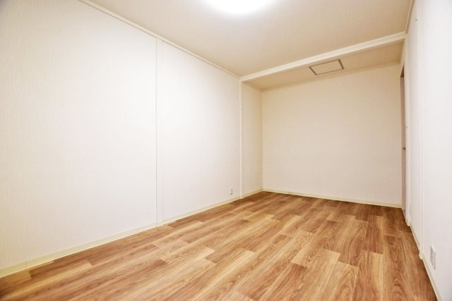 西宮市甲子園洲鳥町中古戸建｜4K＋駐車1台可の洋室|どんなインテリアにも馴染みやすいシンプルな洋室。家具の配置もしやすいです。