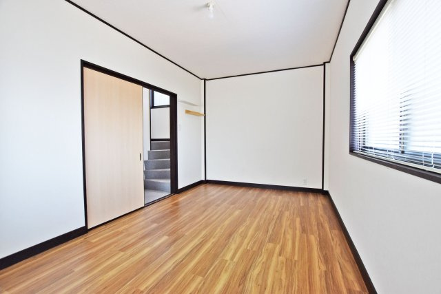 西宮市甲子園洲鳥町中古戸建｜4K＋駐車1台可の洋室|3階洋室7.5帖
子ども部屋に適した広さがあり、学習机やベッドもゆったりとレイアウトできます。