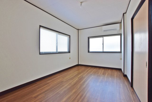 西宮市甲子園洲鳥町中古戸建｜4K＋駐車1台可の洋室|2面採光・通風の窓配置で、風が心地よく抜けるお部屋です。
