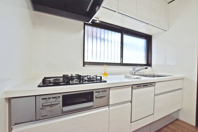 西宮市甲子園洲鳥町中古戸建｜4K＋駐車1台可のキッチン|収納力のあるシステムキッチンで、散らかりがちなキッチン周りも整然と使えます。
