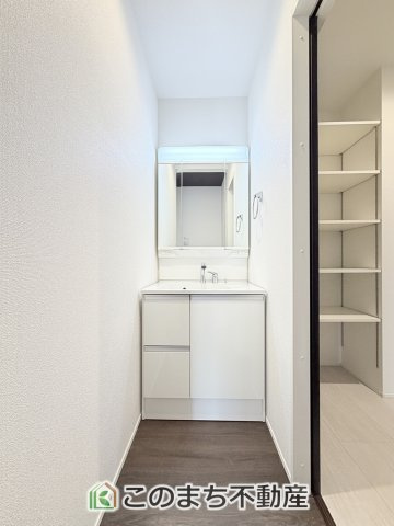 グラファーレ宇都宮市宝木本町4期の洗面所|シャンプードレッサーで朝の身支度♪伸びるホースでお掃除も簡単清潔です！