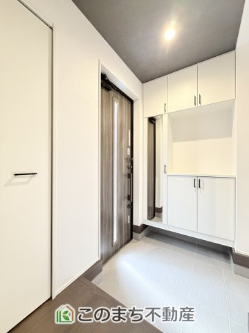 グラファーレ宇都宮市宝木本町4期の玄関|広々とした玄関スペース♪たくさんの靴を収納できる下駄箱もございます。