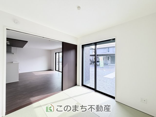 グラファーレ宇都宮市宝木本町4期の和室|お子様のお昼寝にも便利な和室です。大きな窓から暖かな日差しが差し込みます♪