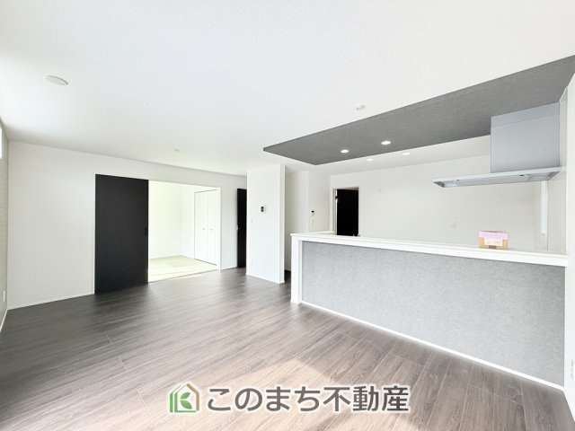 グラファーレ宇都宮市宝木本町4期の居間・リビング|開放感のある広々としたリビング☆家族みんなでゆったりくつろげます♪
南側から暖かな日差しが差し込みます♪キッチンからリビングの様子がよく見渡せます☆