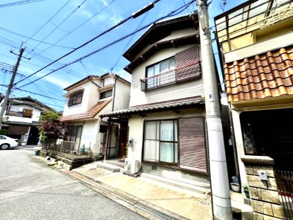 岸和田市松風町中古戸建の外観|南向き　カースペース１台