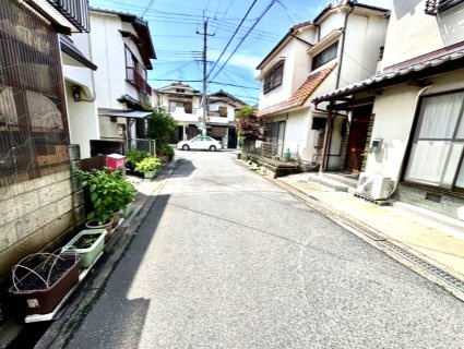岸和田市松風町中古戸建の前面道路含む現地写真