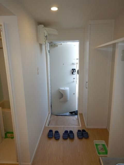 大和市鶴間１丁目のアパートの玄関