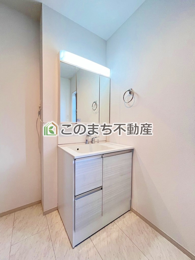 グラファーレ宇都宮市宝木本町4期の洗面所|同社施工物件の写真です。※建具やフローリング、その他仕様が違う場合がございます。シャンプードレッサーで朝の身支度♪伸びるホースでお掃除も簡単清潔です！