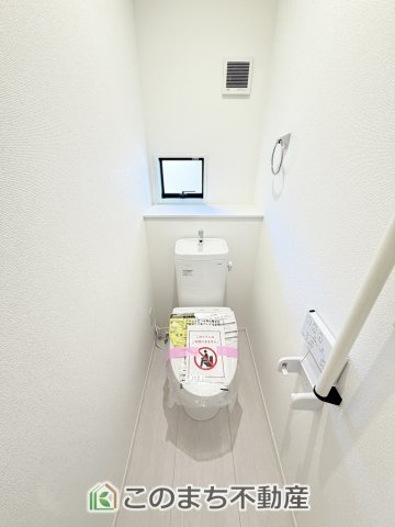 グラファーレ宇都宮市宝木本町4期のトイレ|小窓から換気ができて清潔なトイレスペース☆