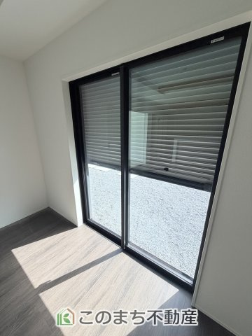 グラファーレ宇都宮市宝木本町4期の設備|防犯性と断熱性に優れたシャッター雨戸を備えており、台風時や長期不在時にも安心。室内からそのまま外へ出られる便利な動線も魅力です。
