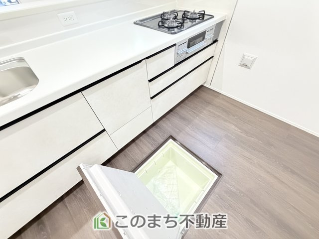 グラファーレ宇都宮市宝木本町4期の収納|キッチンには床下収納を備え、食品や日用品のストック収納に便利。すっきり片付く使い勝手の良い設備です。

