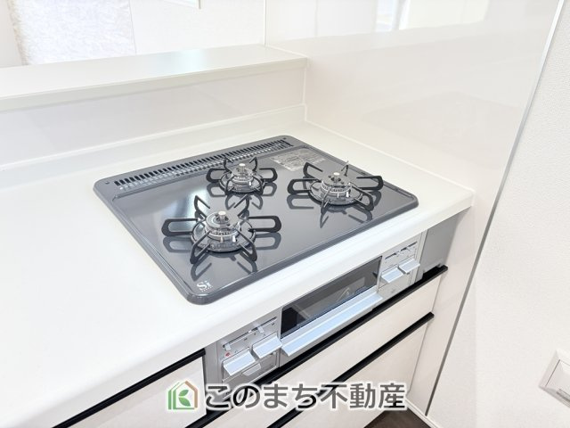 グラファーレ宇都宮市宝木本町4期のキッチン|三ツ口コンロ採用で、同時調理もスムーズ◎！お料理を並べられるカウンター付きで、配膳・片付けをサポート！リビングで過ごすご家族とコミュニケーションを楽しみながら作業可能です♪