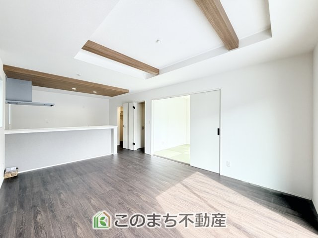 グラファーレ宇都宮市宝木本町4期の居間・リビング|開放感のある広々としたリビング☆家族みんなでゆったりくつろげます♪
南側から暖かな日差しが差し込みます♪キッチンからリビングの様子がよく見渡せます☆
