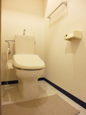 【トイレ】 | フィーム | トイレは温水洗浄便座付き♪人気のバストイレ別です♪横にはタオルを掛けられるハンガーもあります♪