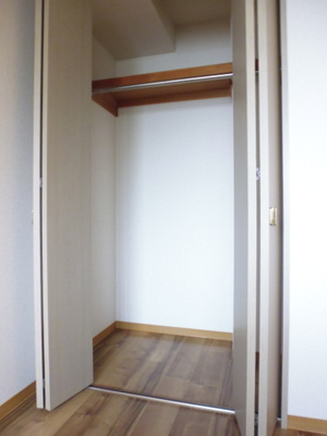 【収納】 | フィーム | 玄関側・洋室5帖のお部屋にあるクローゼットです♪大切なお洋服もしわにならないようにハンガーがけができます☆