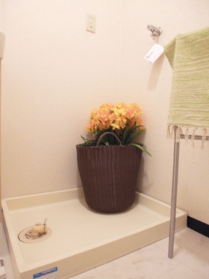 【設備】 | フィーム | 洗面所にある室内洗濯機置き場です♪防水パンが付いているので万が一の漏水にも安心です！