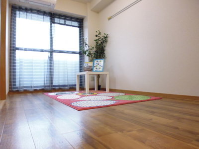 【洋室】 | フィーム | 南西向き洋室5帖☆バルコニーに繋がる角部屋です！エアコン付きで1年中快適に過ごせますね☆