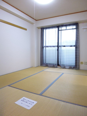 【和室】 | フィーム | 南西向き和室6帖☆バルコニーに繋がる落ち着くお部屋です！和室は冬場はコタツでほっこり♪夏は意外と涼しくて使い勝手がいいんですよ♪