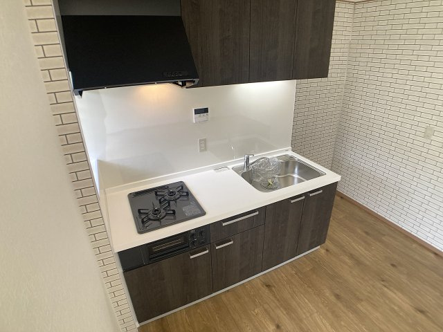 ひよどり台2丁目テラスのキッチン|システムキッチン、2口ガスコンログリル付き