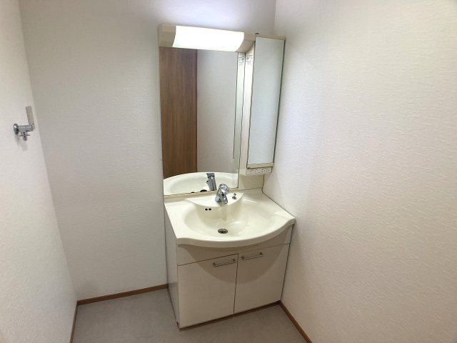 ひよどり台2丁目テラスの洗面所|独立洗面台ゆったりした広さです