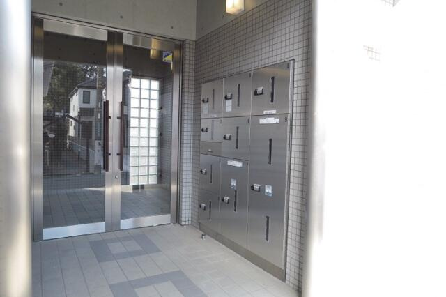 多摩市永山２丁目の賃貸マンションのエントランス