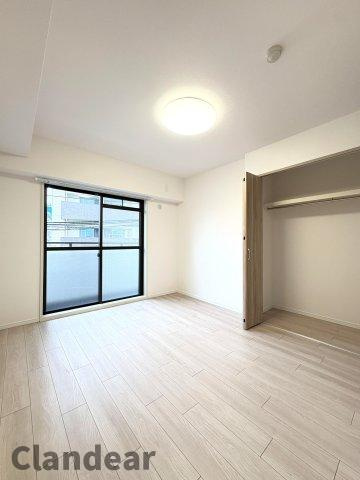 エレガントライフ松戸の洋室|ドキドキの新生活も、安心してスタート。ぴったりの住まいを見つけませんか？クランディアが一緒に住まい選びをサポートします‼　まずは、お気軽にお問合せください　＃クランディア