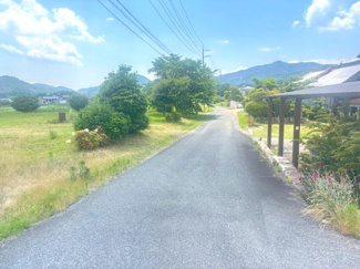 【前面道路含む現地写真】 | 東広島市八本松町原【リフォーム済】【3LDK】【中古戸建】【52坪】 | 青空と緑豊かな山並みに囲まれた、のどかな住環境が広がる前面道路です。周囲は視界を遮る高い建物がなく、開放感にあふれた立地。自然に囲まれた静かな暮らしを希望される方に適したロケーションです。
