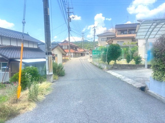 【前面道路含む現地写真】 | 東広島市八本松町原【リフォーム済】【3LDK】【中古戸建】【52坪】 | 周辺は落ち着いた戸建住宅が立ち並ぶ、閑静で平穏な住宅街です。前面道路は舗装されており、空が広く見渡せる開放的な雰囲気が特徴。騒音の少ない静かな環境で、落ち着いた暮らしを求める方に適しています。