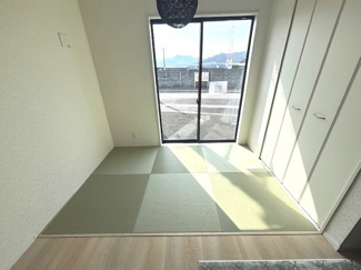 【その他】 | 南区向洋新町3丁目【全2区画】No2　 | 陽光が差し込む3帖のタタミコーナー。リビングとフラットに繋がっているため、お子様のプレイスペースやお昼寝、家事の合間の休憩スペースとして多目的に活用できます。独立した窓があり、換気も良好です。