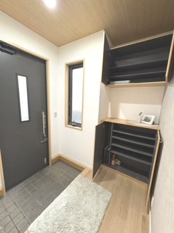 高槻市野田四丁目戸建の玄関|シンプルで使いやすい玄関です。