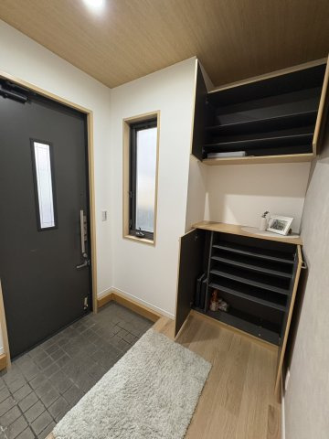 高槻市野田四丁目戸建の玄関
