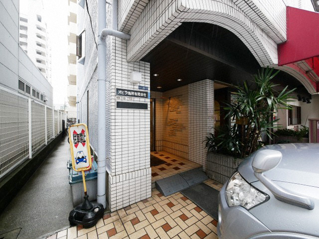 東大阪市高井田の賃貸マンションのエントランス