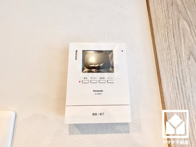 西宮セントポリア1号棟の防犯設備|突然の来訪時にも防犯面で心強いモニター付きインターホンを設置。お留守番中のお子様も、室内からスムーズに相手の確認ができます。