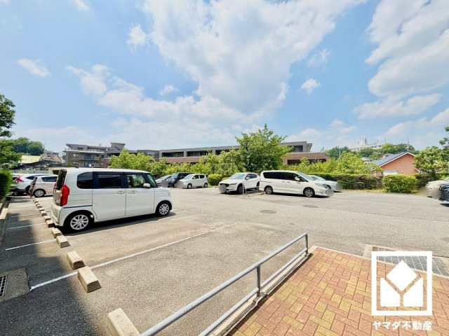 西宮セントポリア1号棟の駐車場|敷地内に平面自走式駐車場を設置（月額9500円）。重い荷物や雨の日の移動もスムーズで、快適なカーライフを実現。空き状況等の詳細は弊社スタッフまでお気軽にお問い合わせください。