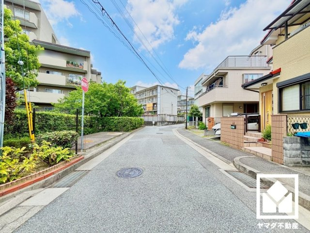 西宮セントポリア1号棟の周辺|サイクルラック付きの駐輪場がございます。スッキリ整理されて、自転車同士が接触・転倒しにくい設計です。平置き・屋根付きの子供専用駐輪場も設置されています。
