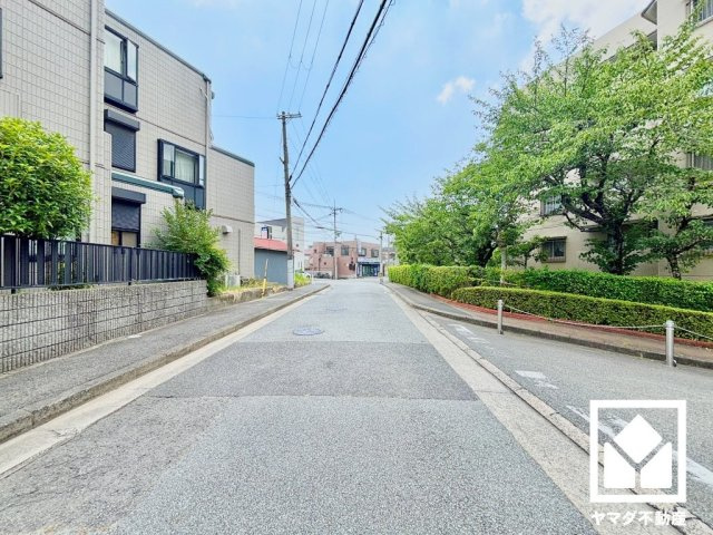 西宮セントポリア1号棟の周辺|屋根付きのバイク置き場も備えています。しっかり区画が整理されており、使い勝手の良い設計です。