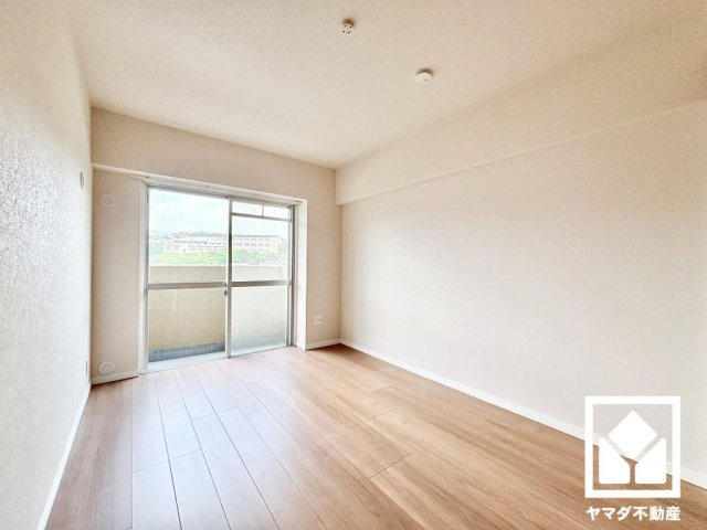 西宮セントポリア1号棟の洋室|約5.8帖の洋室です。全居室バルコニーに面したお部屋となっております。風通しが良く、明るい陽光がたっぷり差し込む心地よい生活空間です。
