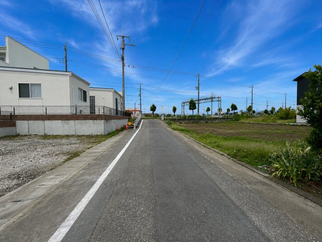 高崎市下小塙町売土地の前面道路含む現地写真