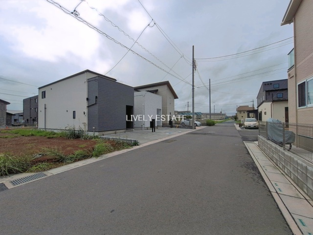 越谷市大字大竹 新築分譲住宅 全2棟 1号棟の前面道路含む現地写真