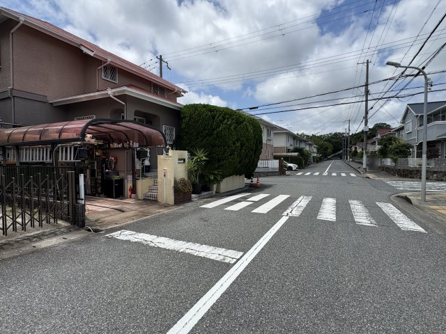 神戸市西区天王山戸建の前面道路含む現地写真