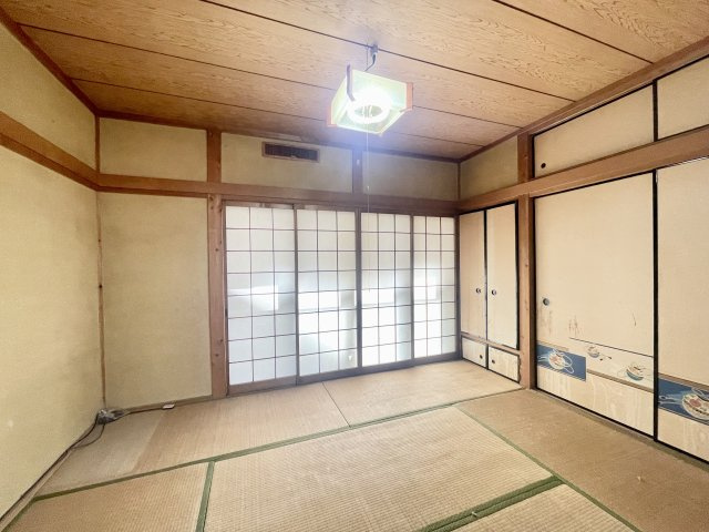寝屋川市太秦東が丘の和室|木目の天井や障子、襖など、和の趣を感じられるお部屋。収納もしっかり確保されています。現況を活かした和室としてはもちろん、洋室への変更などリフォームの幅も広がります。