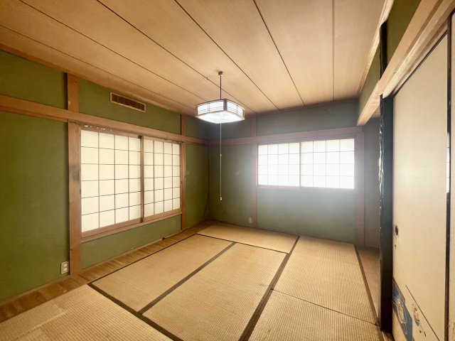 寝屋川市太秦東が丘の和室|居室としても寝室としてもお使いいただける和室スペース。畳の上で横になってくつろげたり、布団を敷けば寝室になるといった汎用性の高さが魅力的です♪
